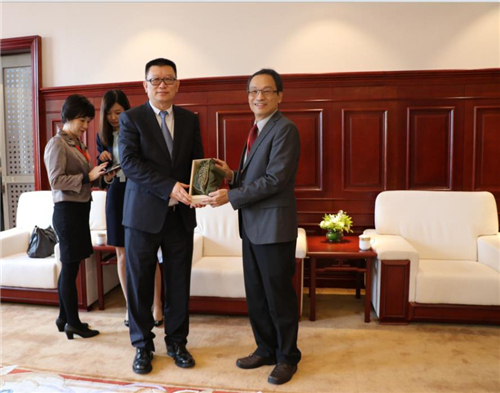 孙爱东董事长_董事长办公室图片
