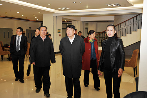 孙爱东董事长_董事长办公室图片